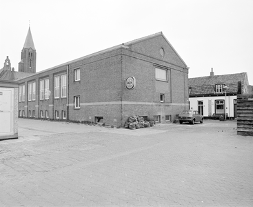 882585 Gezicht op de zij- en achtergevel van het parochiehuis St.-Gertrudis (Amaliadwarsstraat 2 D) te Utrecht.